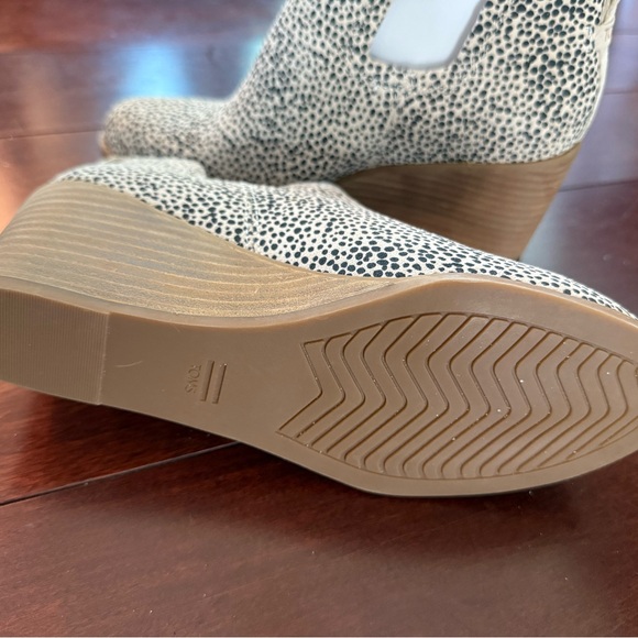 NWT and Box Toms Kallie Wedge Bootie - Picture 11 of 12